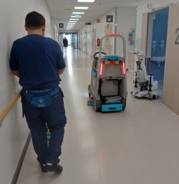 I walk with cobotic in a hospital