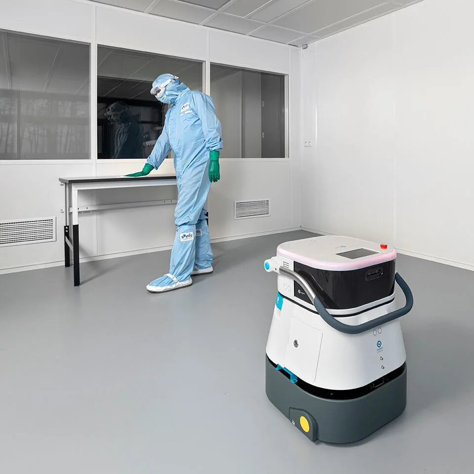 safe-t-bot in cleanroom environment